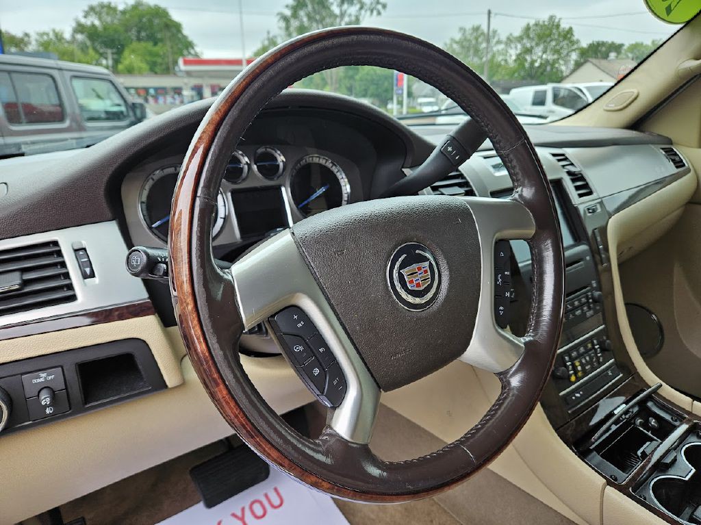 2010 Cadillac Escalade Image 13