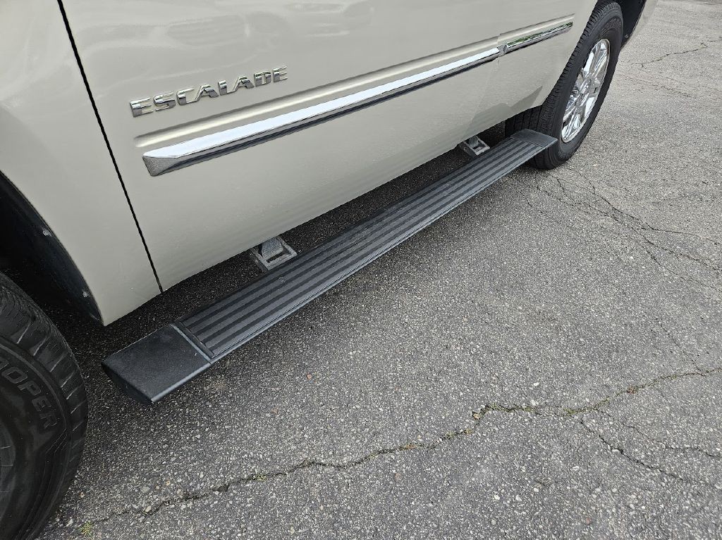 2010 Cadillac Escalade Image 48