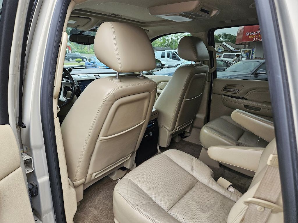 2010 Cadillac Escalade Image 18