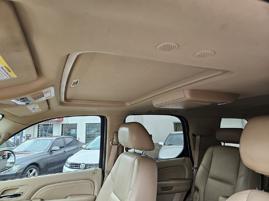 2010 Cadillac Escalade Image 21