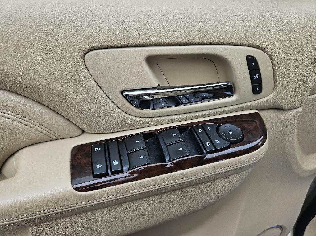 2010 Cadillac Escalade Image 23