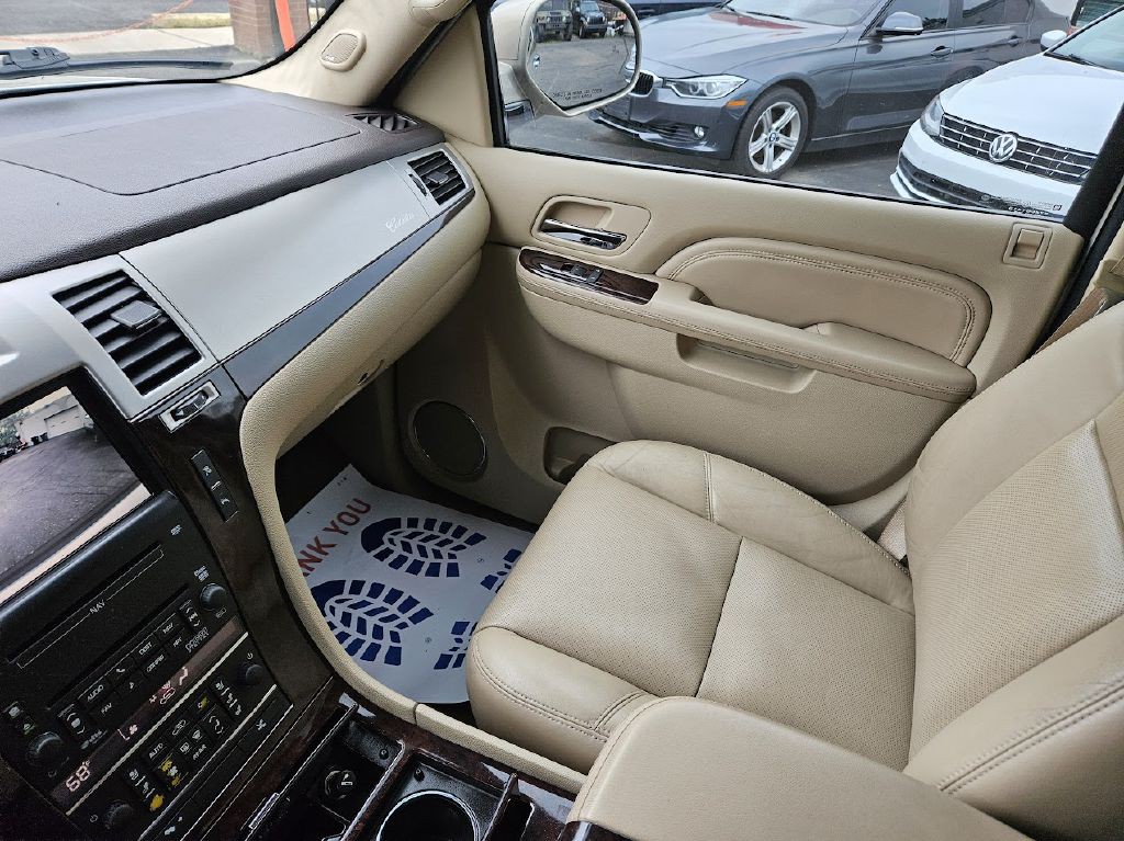 2010 Cadillac Escalade Image 28