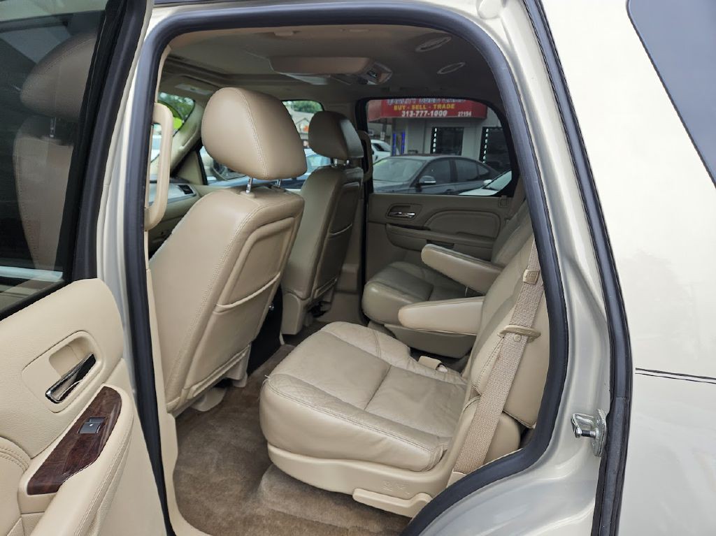 2010 Cadillac Escalade Image 32