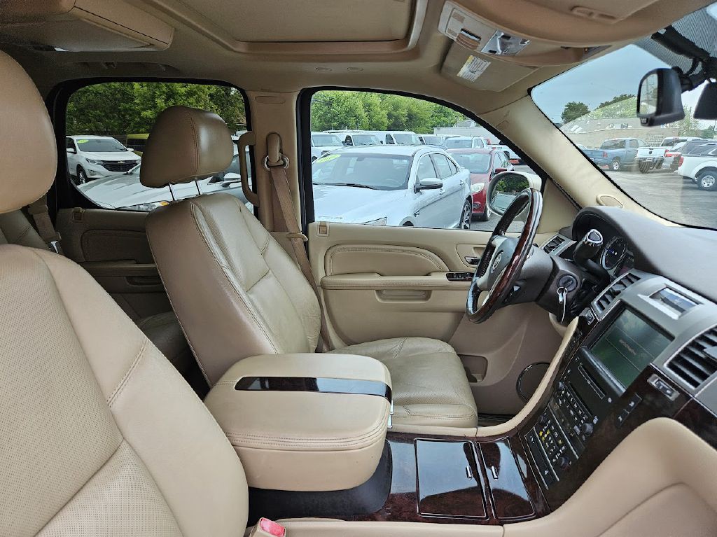 2010 Cadillac Escalade Image 40