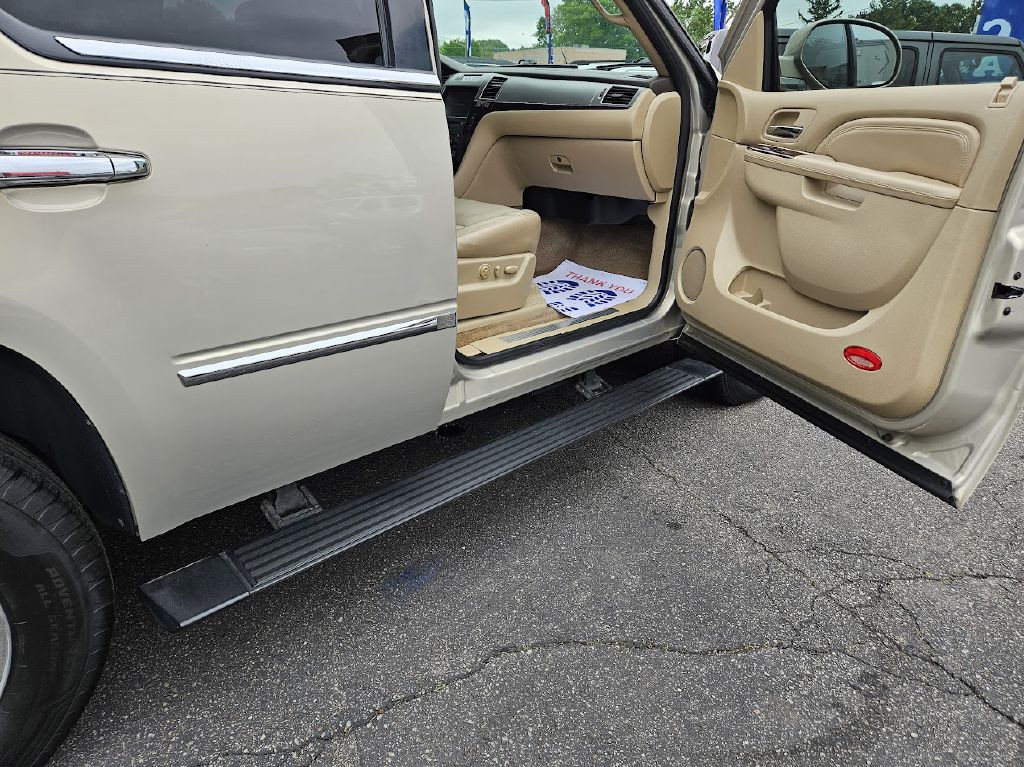 2010 Cadillac Escalade Image 43