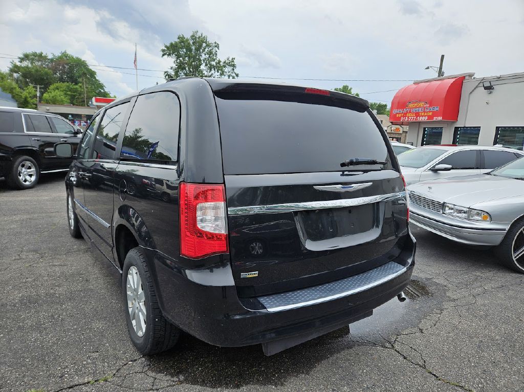 2014 Chrysler Town & Country Image 10