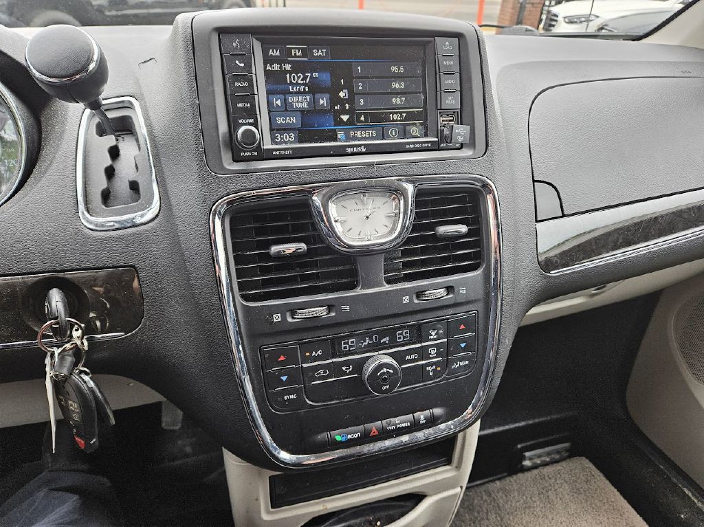 2014 Chrysler Town & Country Image 22