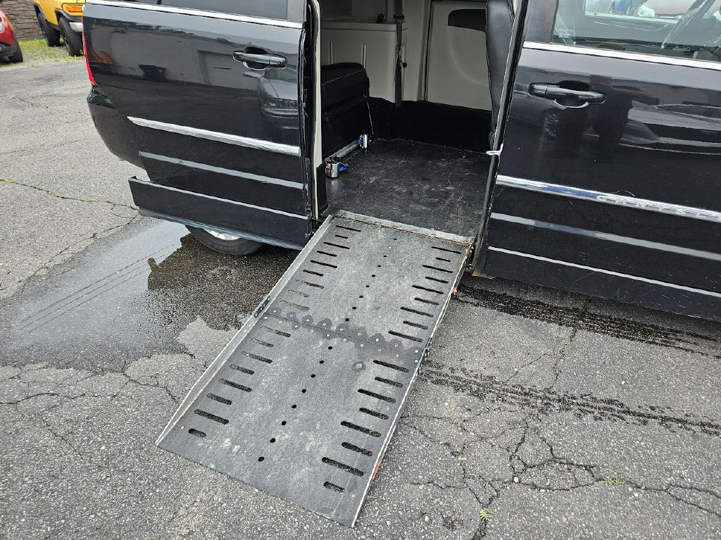 2014 Chrysler Town & Country Image 2