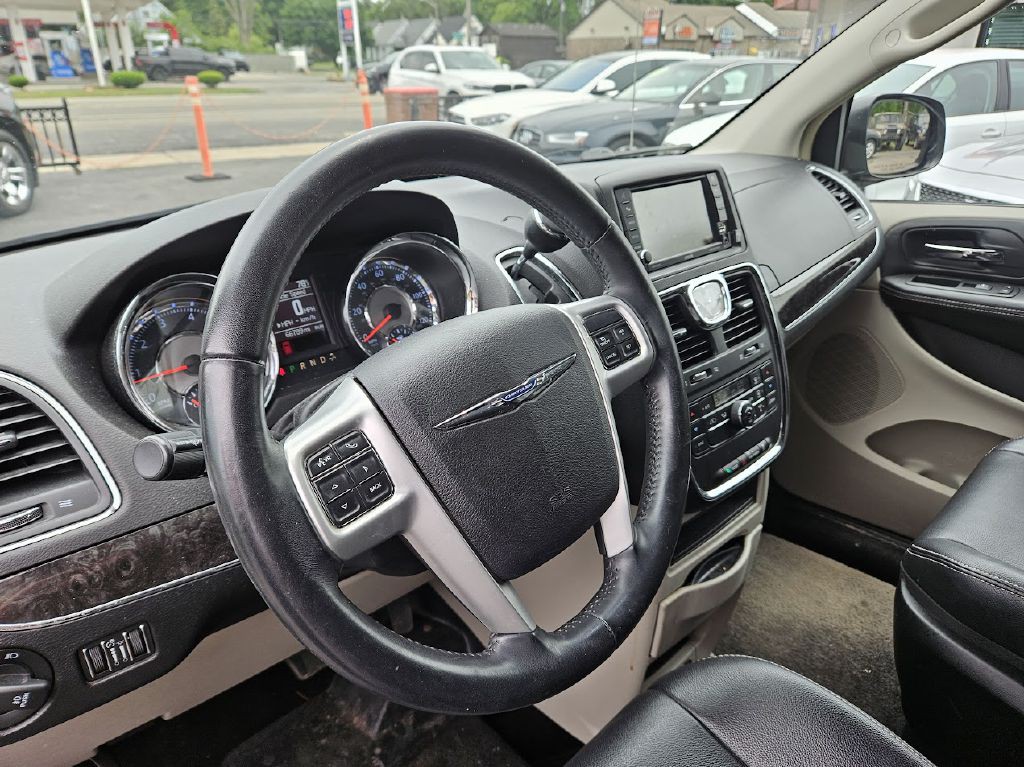 2014 Chrysler Town & Country Image 8