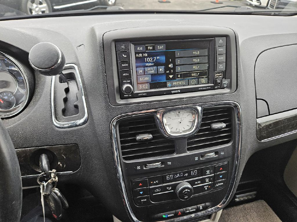 2014 Chrysler Town & Country Image 9