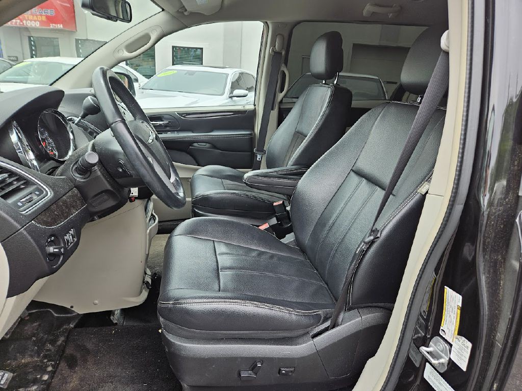 2014 Chrysler Town & Country Image 11