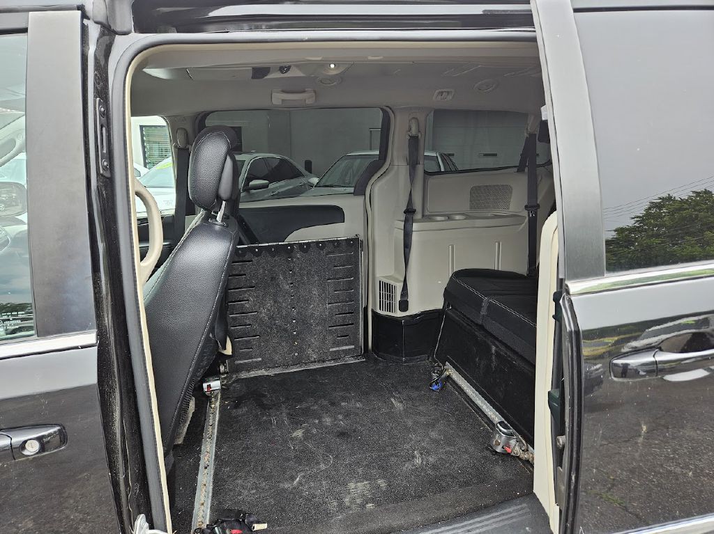 2014 Chrysler Town & Country Image 12