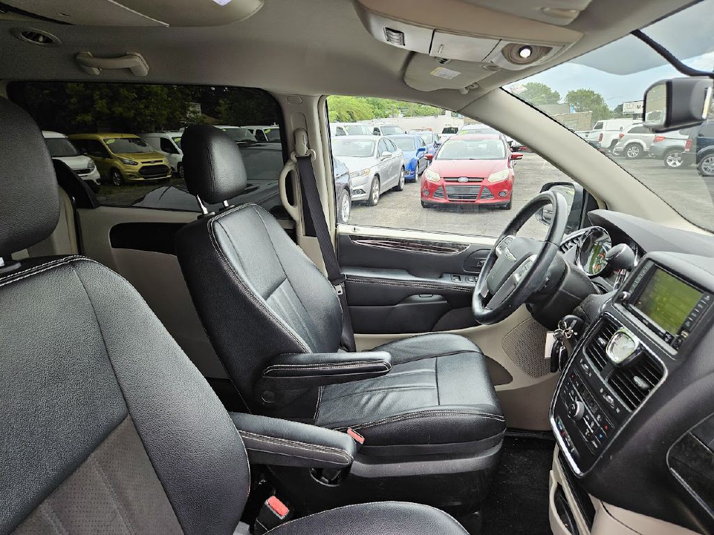 2014 Chrysler Town & Country Image 13