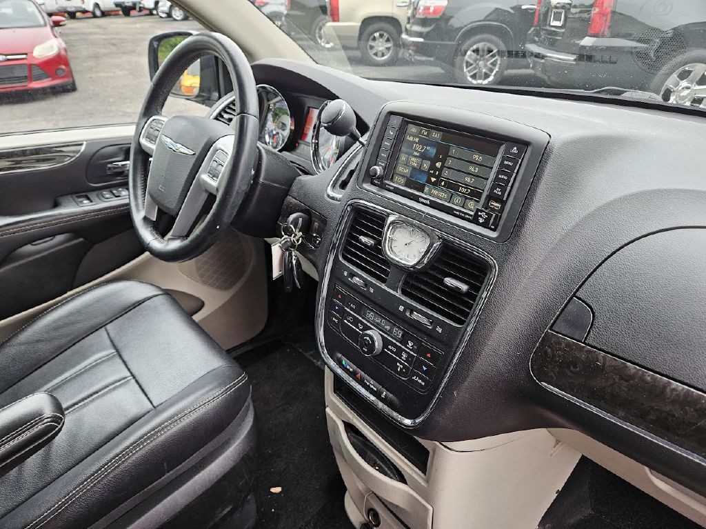 2014 Chrysler Town & Country Image 14
