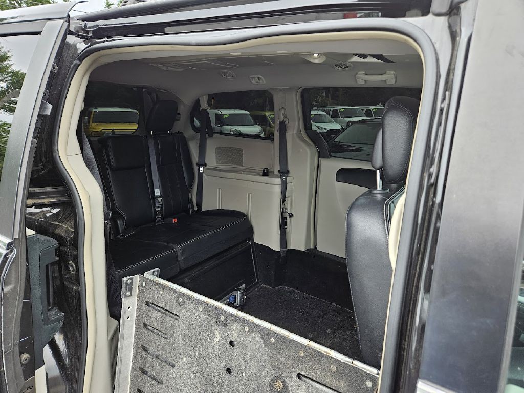 2014 Chrysler Town & Country Image 15