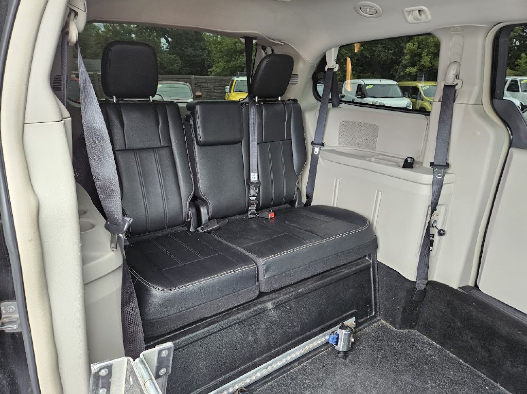 2014 Chrysler Town & Country Image 16