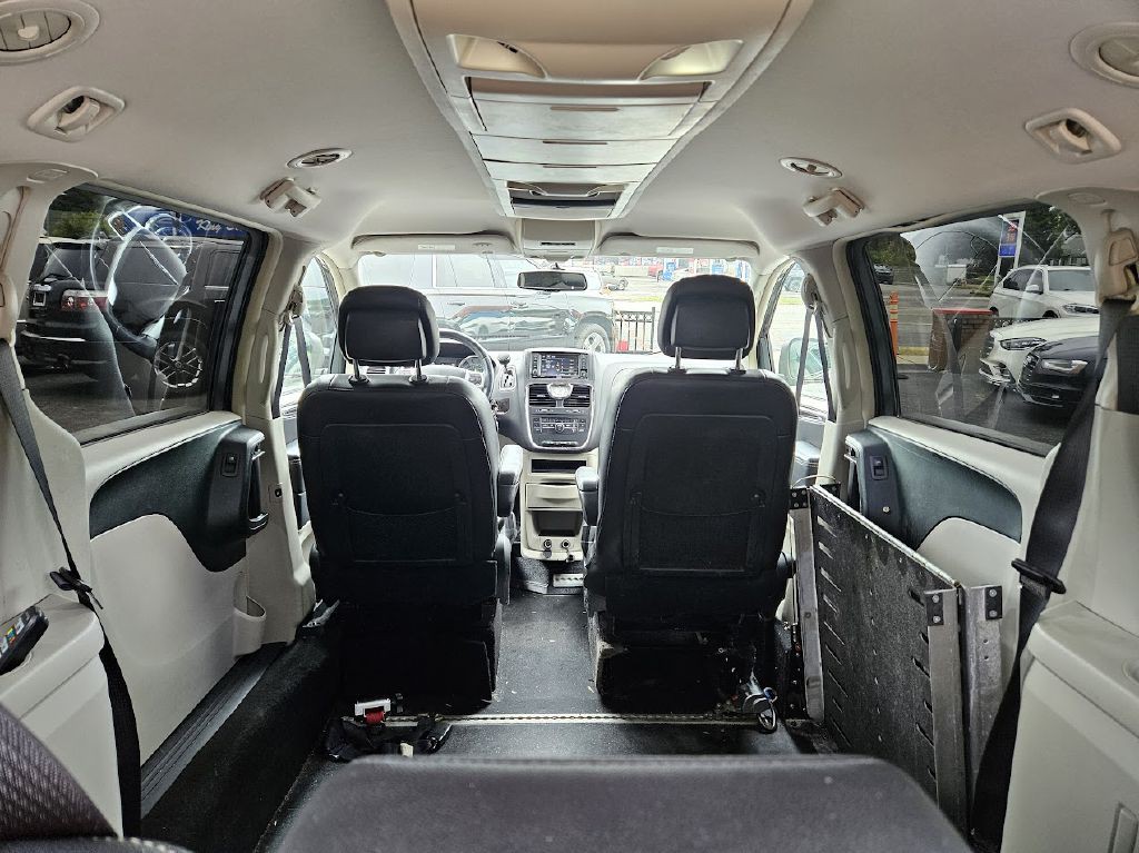 2014 Chrysler Town & Country Image 17