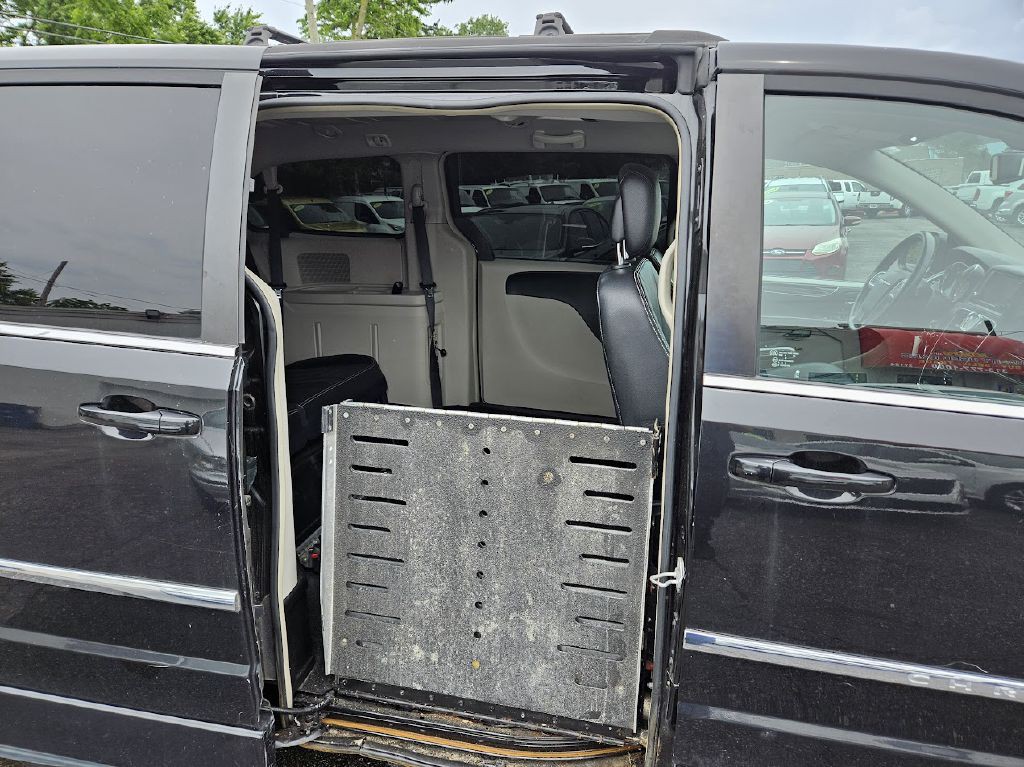 2014 Chrysler Town & Country Image 18
