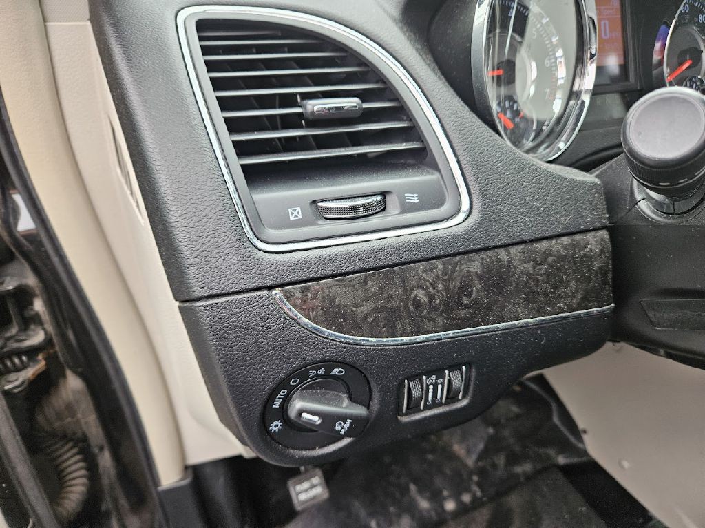 2014 Chrysler Town & Country Image 26