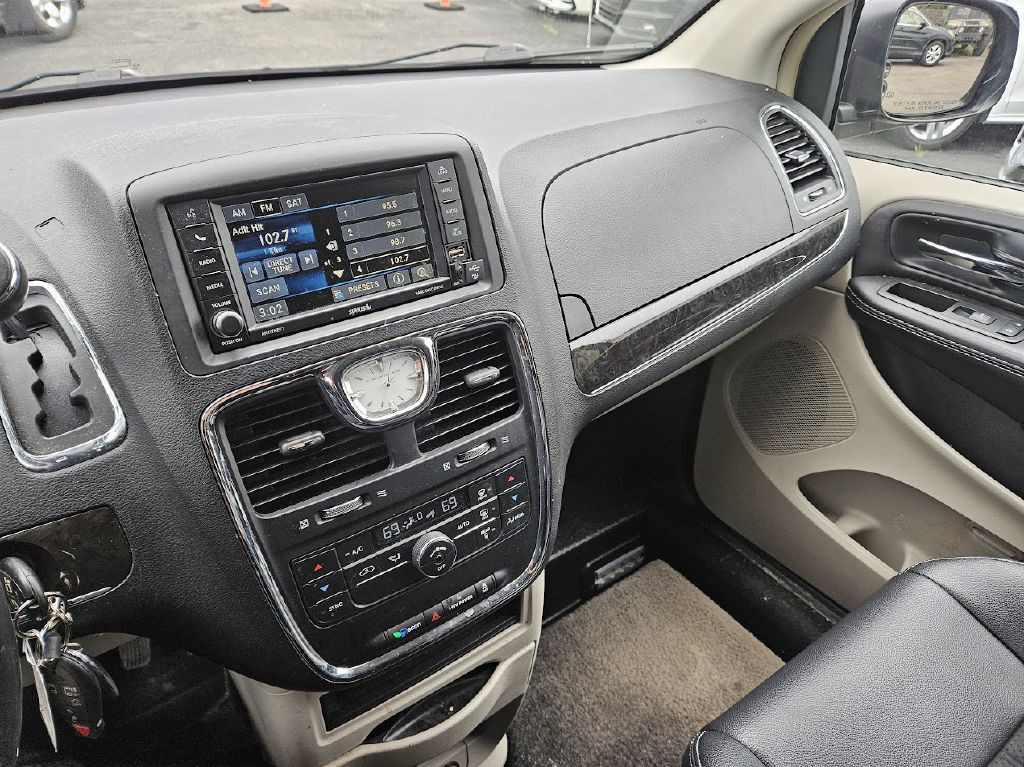 2014 Chrysler Town & Country Image 29