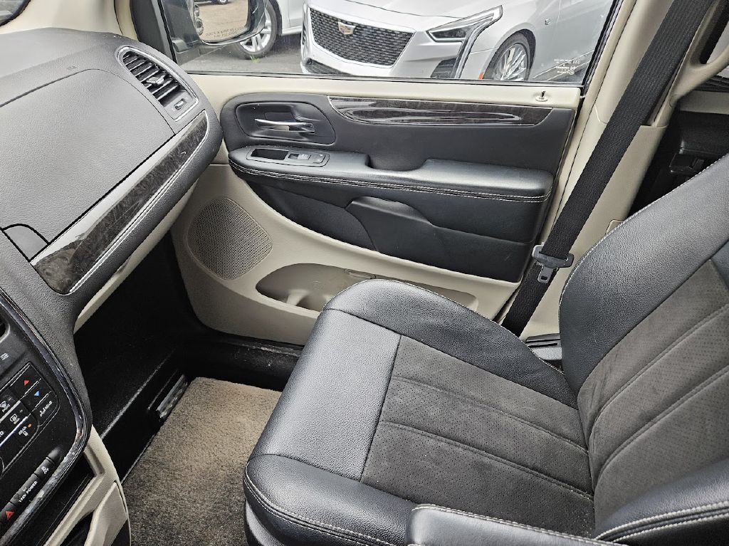 2014 Chrysler Town & Country Image 30
