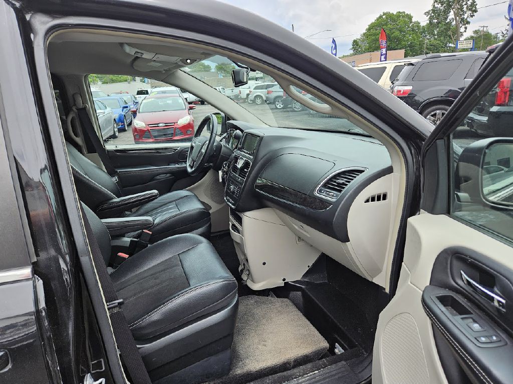 2014 Chrysler Town & Country Image 34