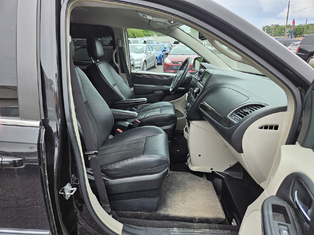 2014 Chrysler Town & Country Image 36