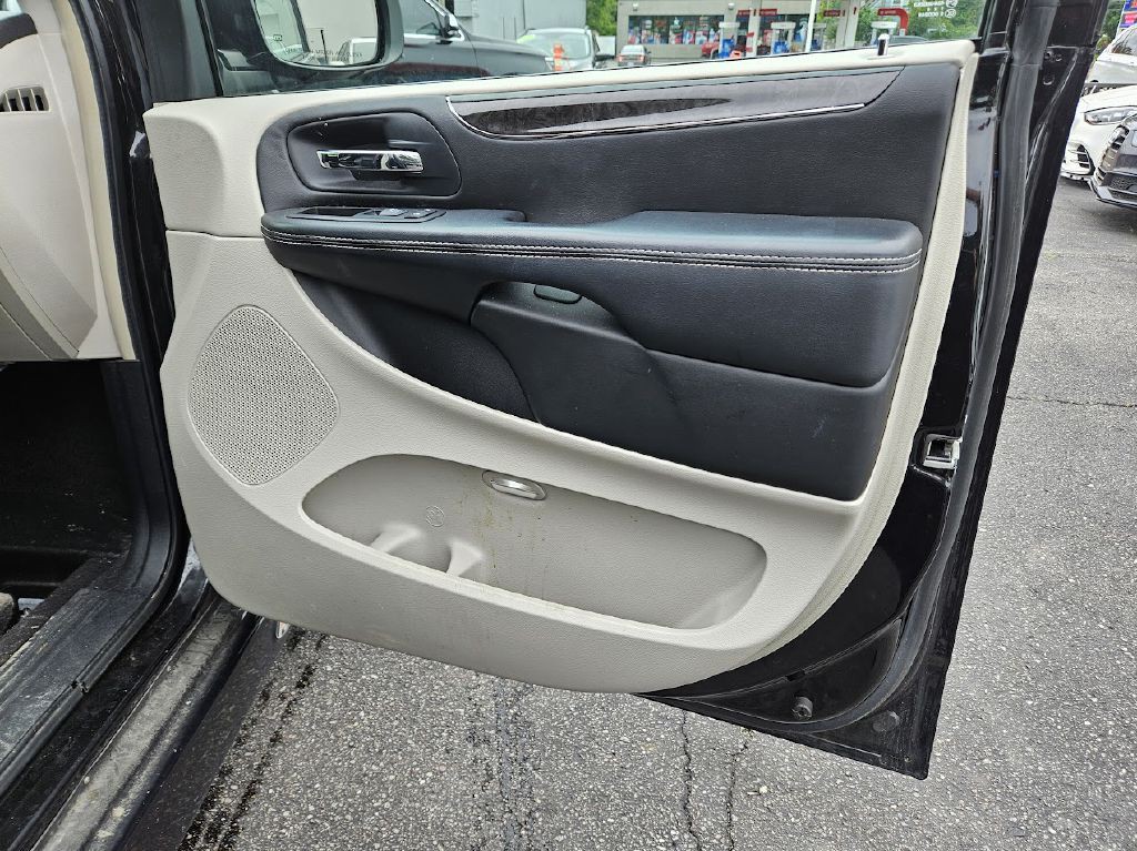 2014 Chrysler Town & Country Image 37