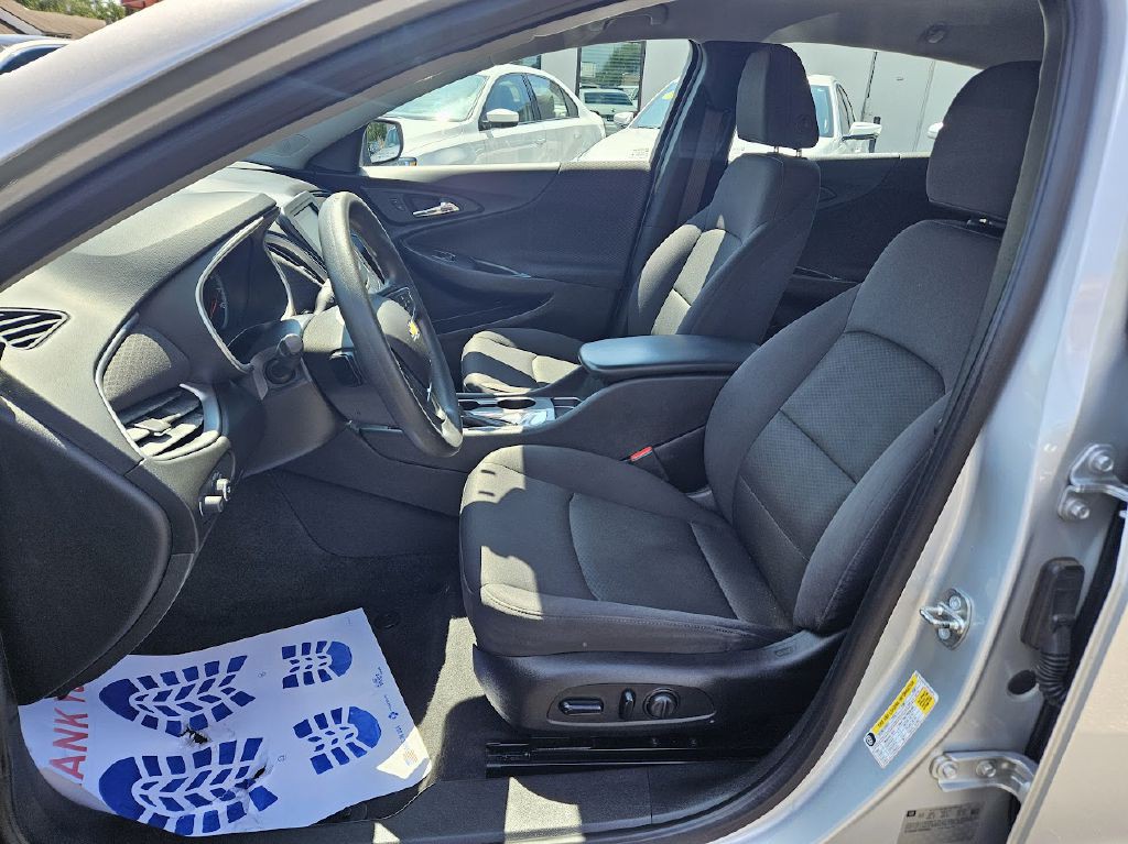 2017 Chevrolet Malibu Image 16