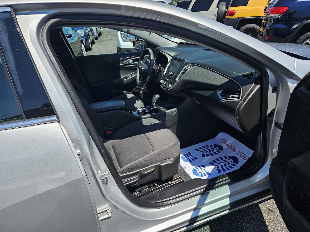 2017 Chevrolet Malibu Image 35