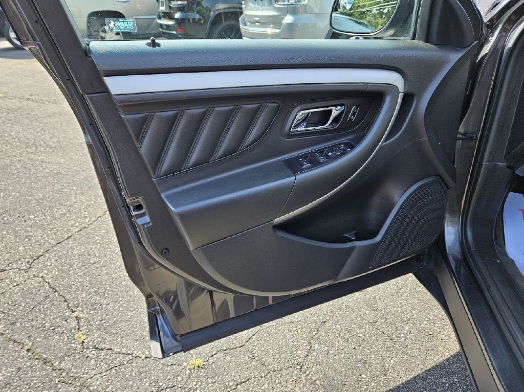 2017 Ford Taurus Image 28