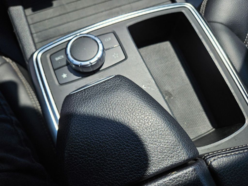 2012 Mercedes-Benz M-Class Image 26