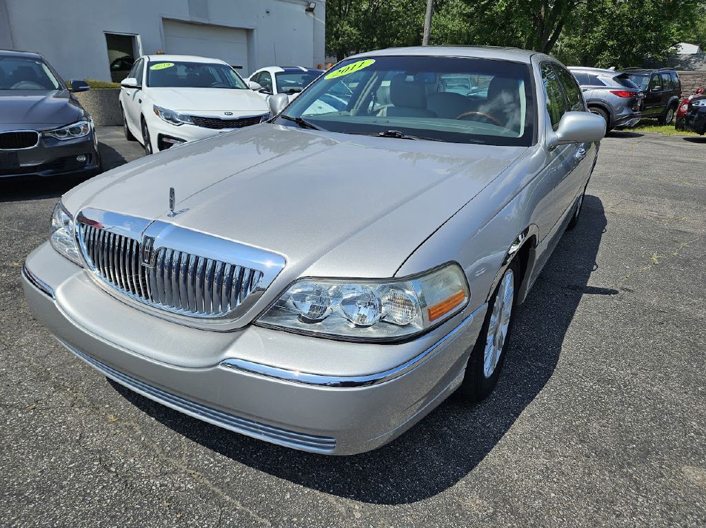 2011 Lincoln Town Car Image 2