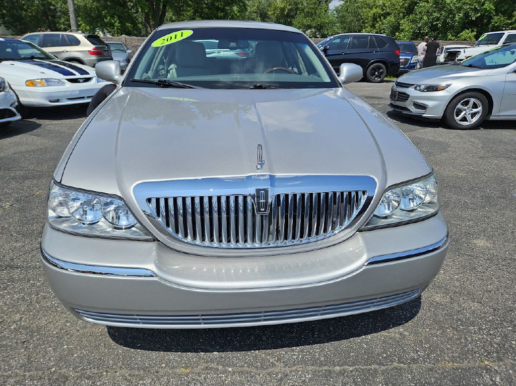 2011 Lincoln Town Car Image 3