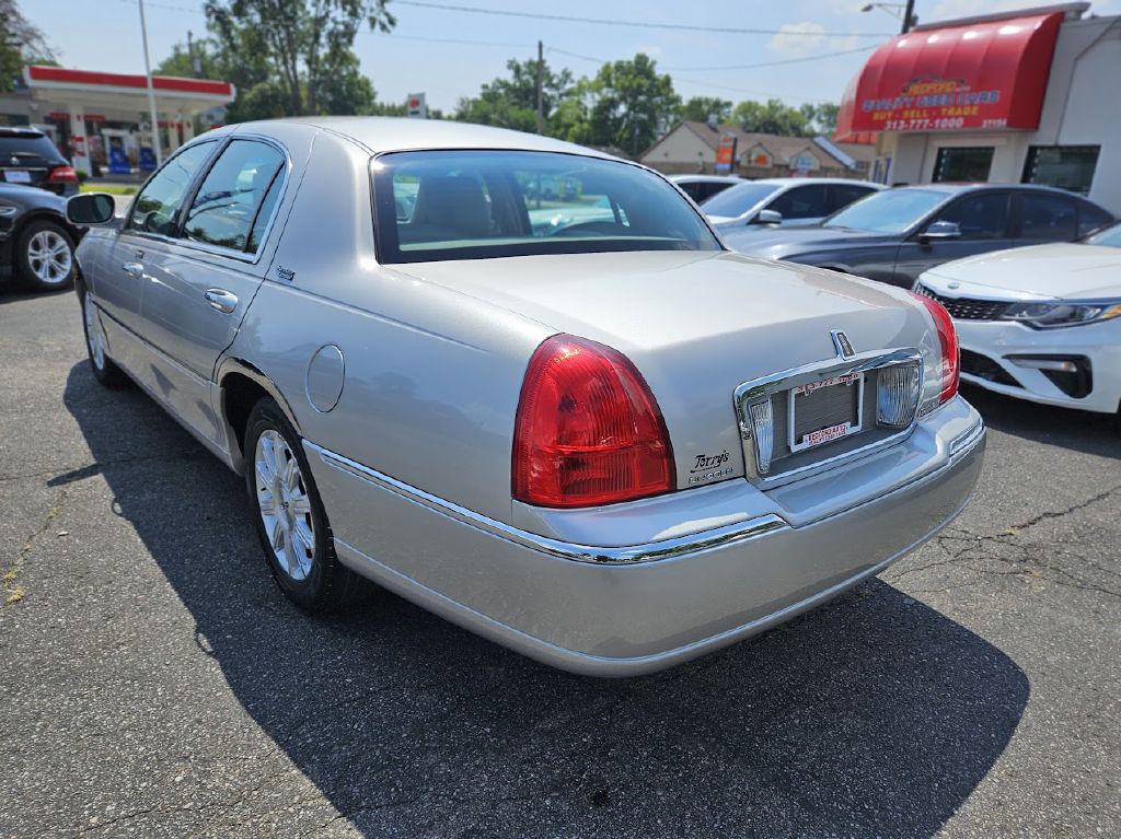 2011 Lincoln Town Car Image 9