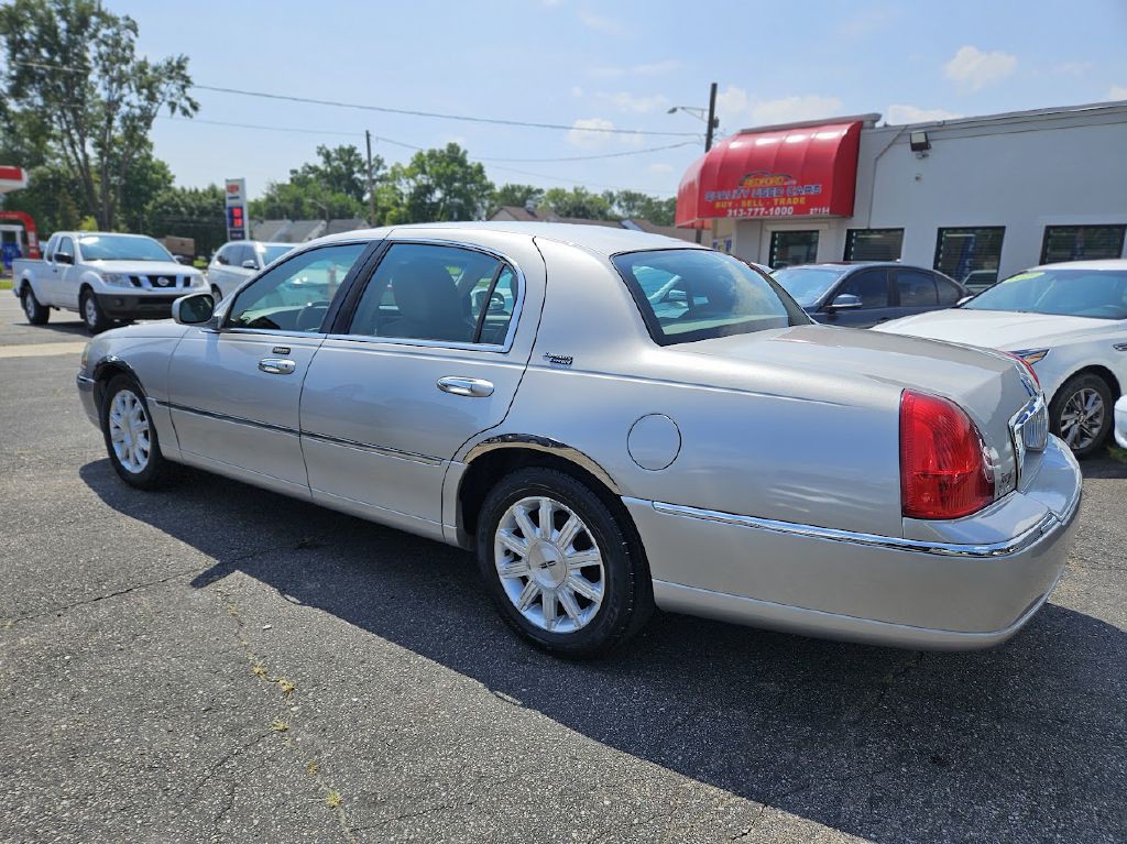 2011 Lincoln Town Car Image 10