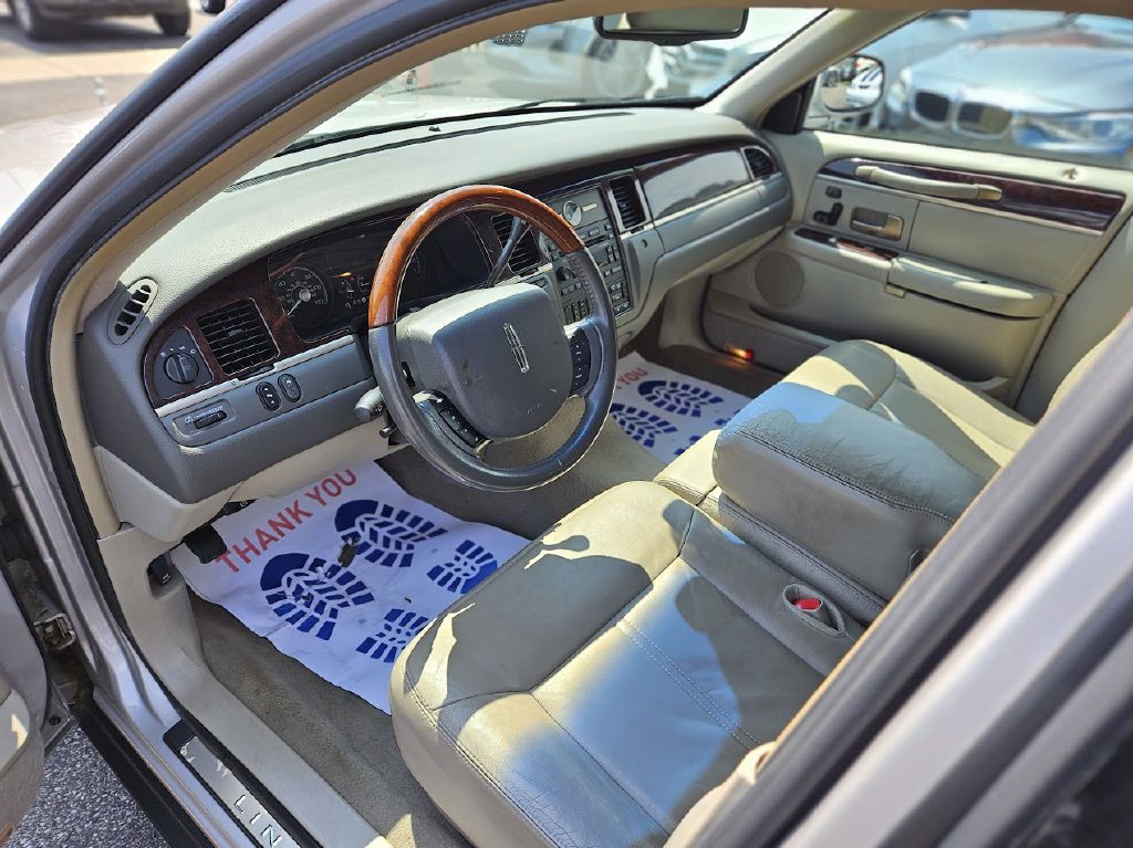 2011 Lincoln Town Car Image 11