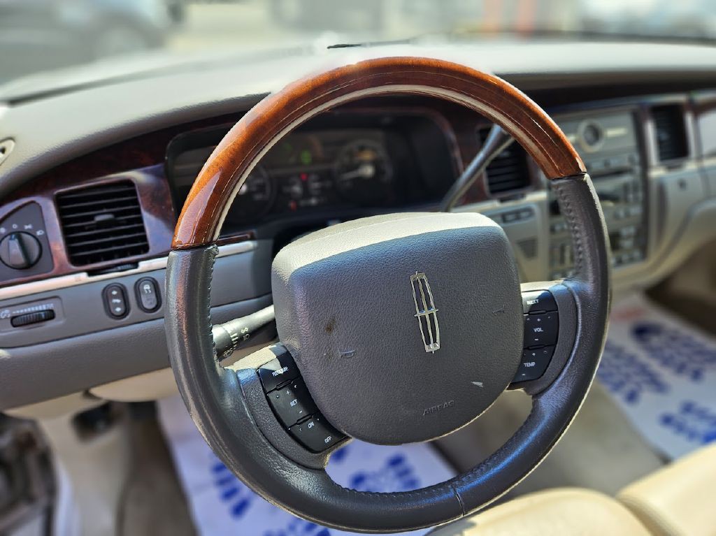 2011 Lincoln Town Car Image 12
