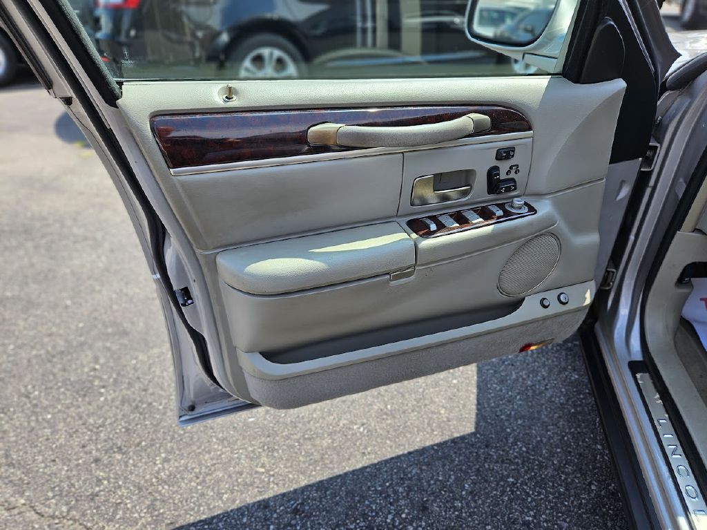 2011 Lincoln Town Car Image 16
