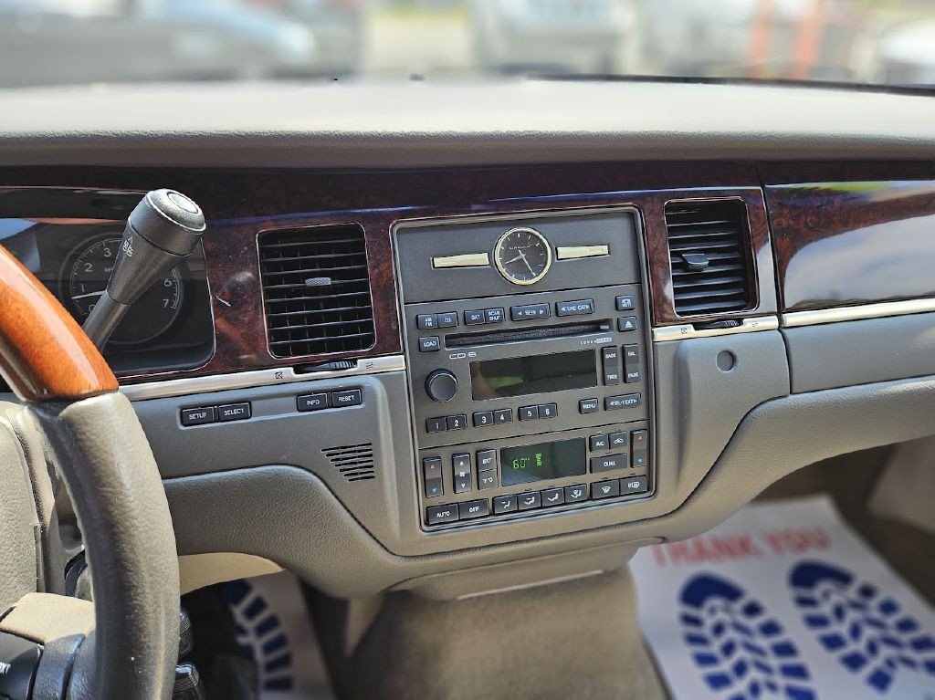 2011 Lincoln Town Car Image 19