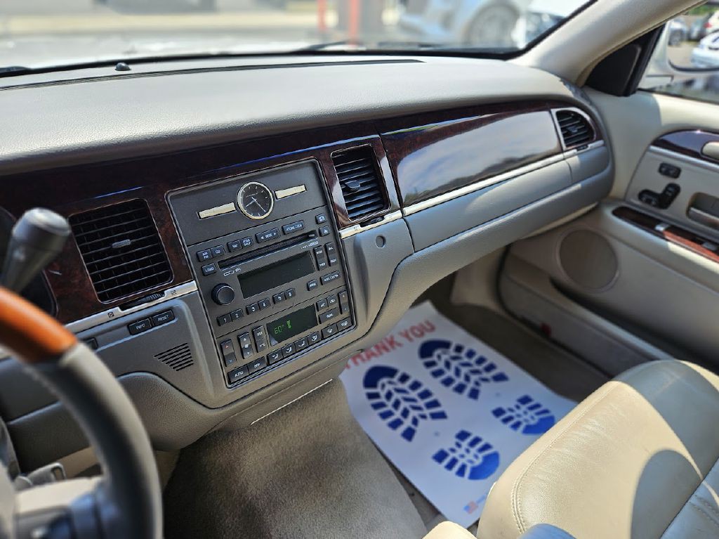 2011 Lincoln Town Car Image 20