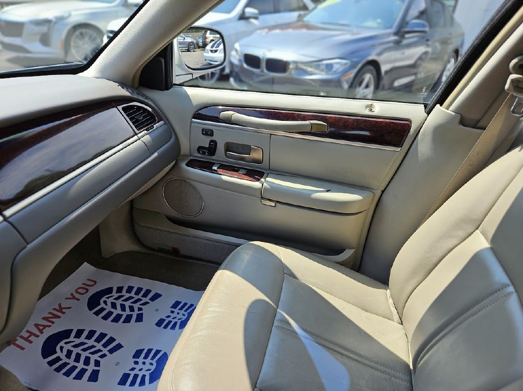 2011 Lincoln Town Car Image 21