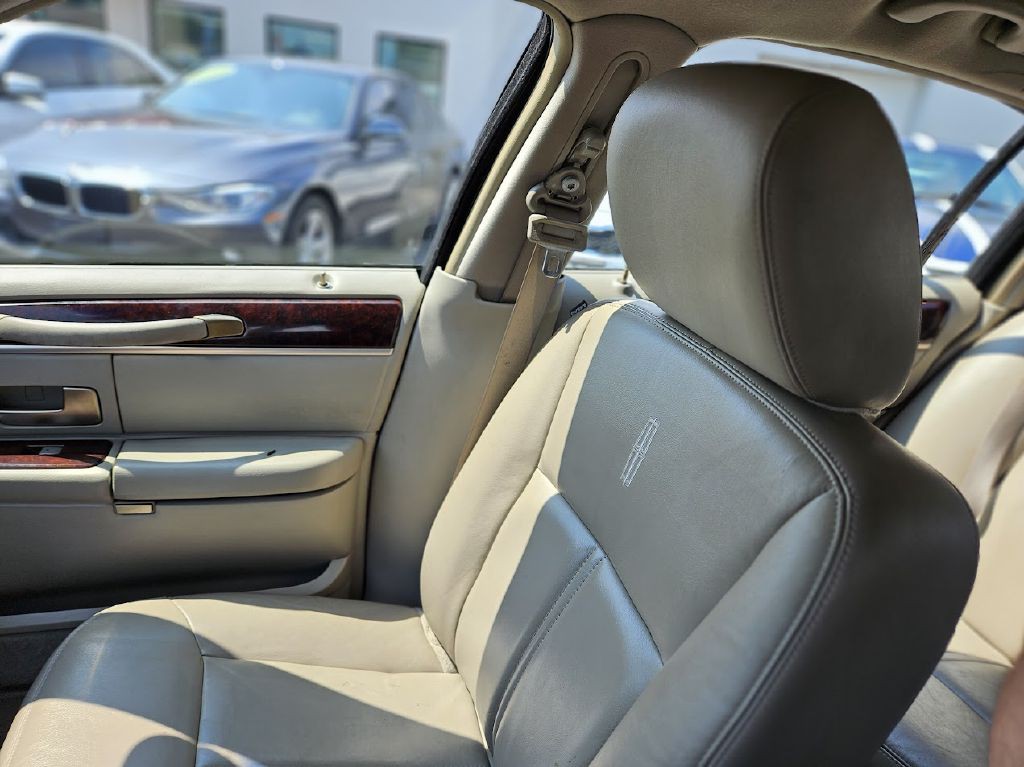 2011 Lincoln Town Car Image 22