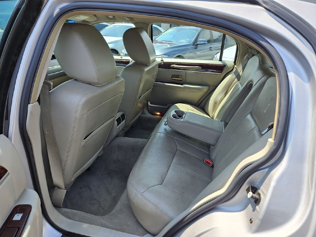 2011 Lincoln Town Car Image 23
