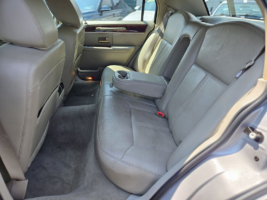 2011 Lincoln Town Car Image 24