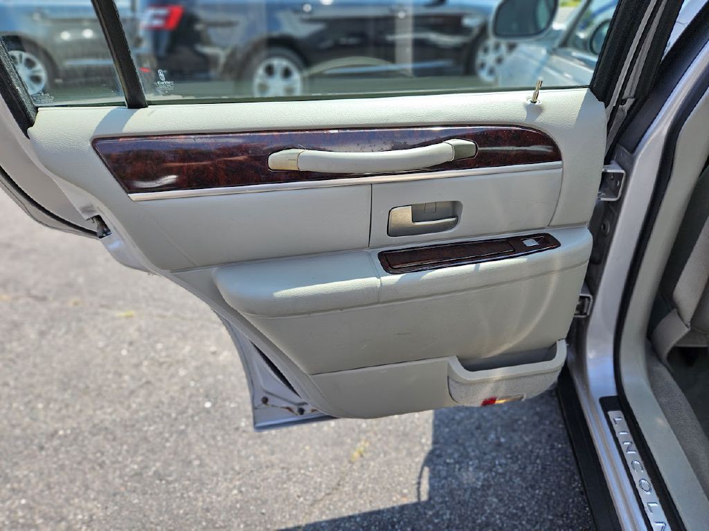 2011 Lincoln Town Car Image 26