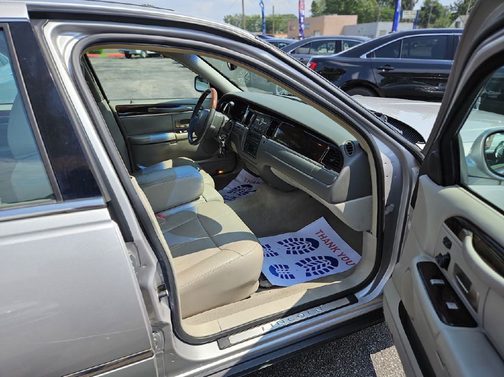 2011 Lincoln Town Car Image 29