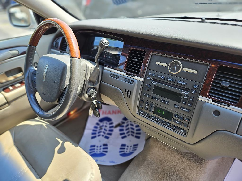 2011 Lincoln Town Car Image 31