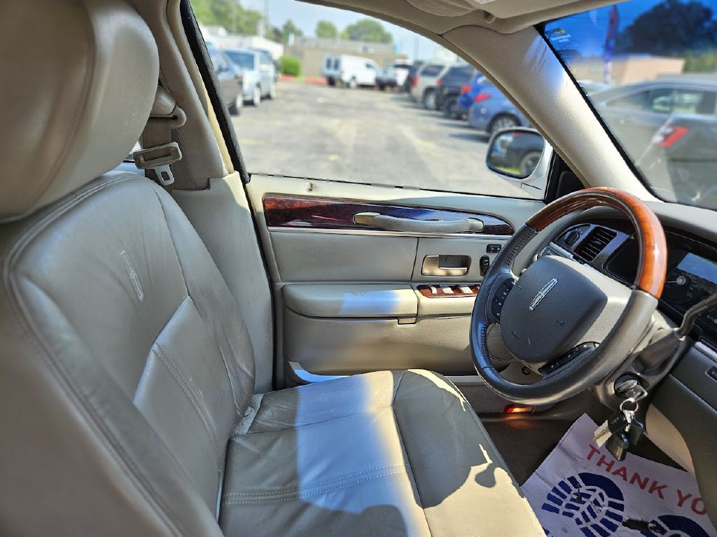 2011 Lincoln Town Car Image 32