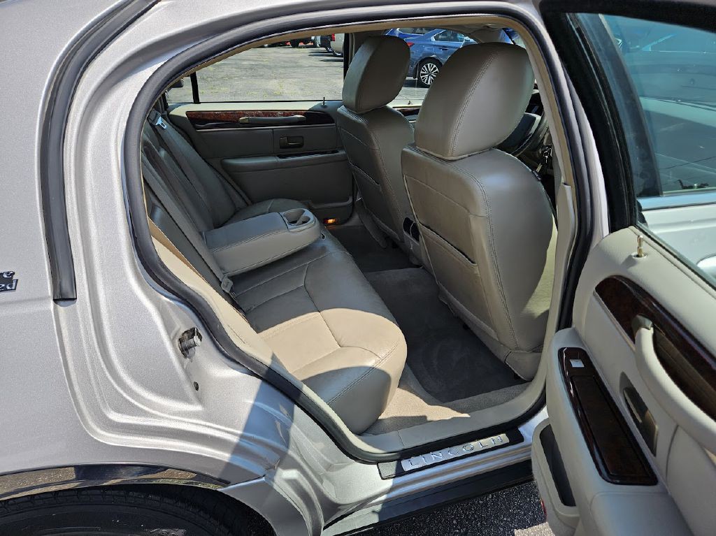 2011 Lincoln Town Car Image 35